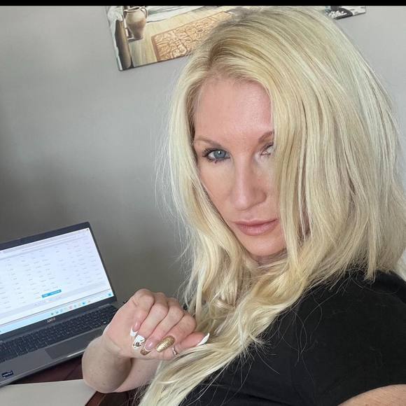 Meet your Posher, Lisa - Picture 1 of 1